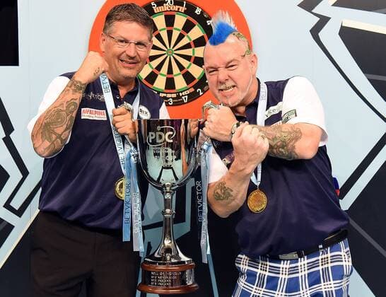 Sport Themen der Woche KW23 Sport Bilder des Tages 09.06.2019, xhbx, Dart PDC World Cup Team WM, emspor, v.l. Gary Anderson (Schottland), Peter Wright (Schottland) Pokal, Siegerehrung Hamburg