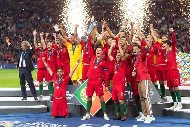 Sport Themen der Woche KW23 Sport Bilder des Tages Porto, Portugal, 09.06.2019, UEFA Nations League, Finale, Portugal - Niederlande, Siegerfoto, Siegerehrung, die spieler von Portugal gewinnen die UEFA Nations League ( Defodi-01053043090