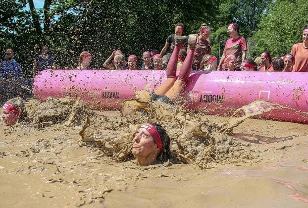 Sport Themen der Woche KW23 Sport Bilder des Tages Muddy Angel Run 2019 Duisburg - Europas 1 Schlammlauf ( Mud Run ) für Frauen aller Fitnesslevel. Die Laufstrecke bei diesem Frauenlauf ist ca. 5 Km lang und gespickt mit spaßigen und schlammigen Team-Hindernissen, Duisburg, Sportpark Duisburg, 09.06.2019, Duisburg Sportpark Duisburg Nordrhein-Westfalen Deutschland