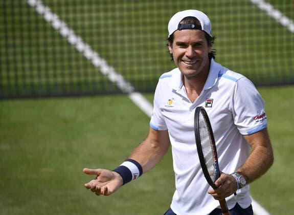 Sport Themen der Woche KW24 Sport Bilder des Tages nach dem verletzungsbedingten Ausfall des zweiten Halbfinale wegen Aufgabe verletzungsbedingt von Milos Raonic (CAN) spielt Tommy Haas (GER) ein Doppel mit Fabrice Santoro (FRA) Nick Kyrgios (AUs) Denis Shapovalov (CAN) Gestik, Geste 15.06.2019 Tennis Mercedes Cup Stuttgart 2019 Weißenhof ATP, Tennis Herren 250 08.-16.06.2019 Mercedes Cup Stuttgart 2019 Weißenhof ATP 250