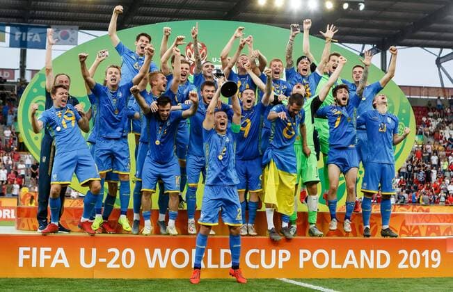 Sport Themen der Woche KW24 Sport Bilder des Tages Fußball, U20 WM, Finale, Ukraine - Südkorea Fußball, U20 WM, Finale, Ukraine - Südkorea Lodz, Polen, 15.06.2019, FIFA U-20-Weltmeisterschaft Polen 2019, Finale, Ukraine - Korea, Siegerehrung, Siegerfoto, Ukraine bejubelt die U-20 Welmeisterschaft 2019 ( Defodi-01048-181763