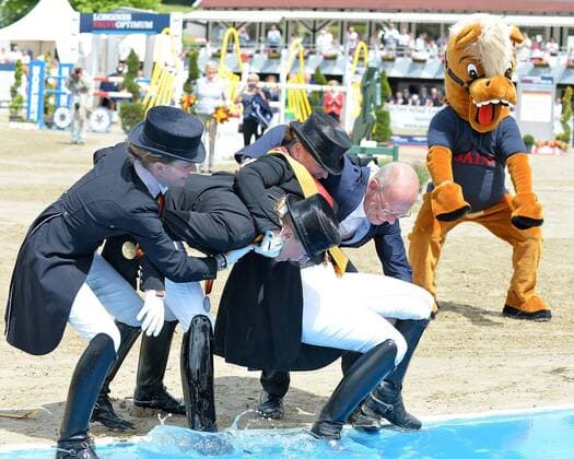 Sport Themen der Woche KW24 Sport Bilder des Tages Balve, Germany 16.06.2019, Longines Balve Optimum - Deutsche Meisterschaften Dressur Grand Prix Kuer , Der Versuch Siegerin isabell Werth in den Wassergraben zu werfen scheitert ( Defodi-09-521-022352