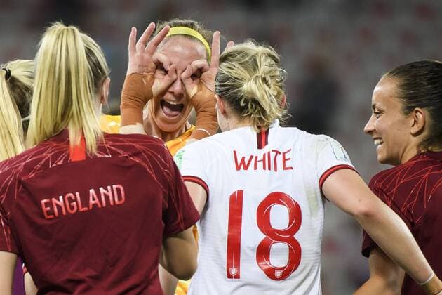 IMAGO Iconic Moments, Fußball - Frauen Sport Themen der Woche KW25 Sport Bilder des Tages 19.06.2019, xkvx, Fussball Frauen WM Frankreich, Japan - England emspor, v.l. England Spielerinnen feiern den Sieg Karen Barnsley (Fussballnationalmannschaft England), Ellen White (Fussballnationalmannschaft England) Nizza