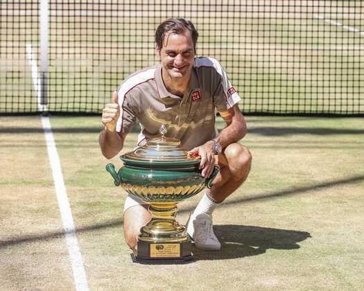 Sport Themen der Woche KW25 Sieger Roger Federer mit Pokal, Trophäe, Siegerehrung, Praesentation Tennis - Noventi Open - ATP, Tennis Herren 500 - Gerry Weber Stadion - Halle Westf. - Nordrhein Westfalen - Germany - 23 June 2019. Â Copyright: xJuergenxHasenkopfx