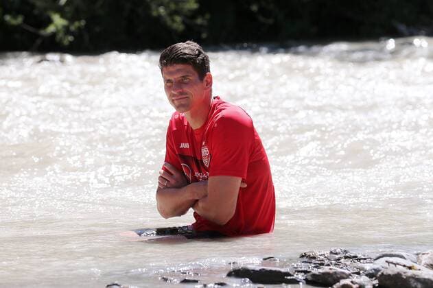 Sport Themen der Woche KW26 Sport Bilder des Tages BAU 24.06.2019 Kitzbühel Fußball VfB Stuttgart im Trainingslager, Erfrischung im Fluss Ache, Mario Gomez