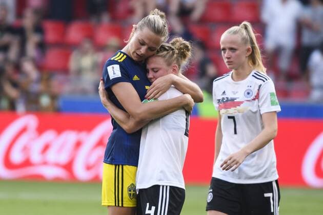 Sport Themen der Woche KW26 Sport Bilder des Tages 29.06.2019, xkvx, Fussball Frauen WM Viertelfinale in Frankreich, Deutschland - Schweden emspor, v.l. Deutschland DFB Spielerinnen nach dem Spiel enttaeuscht, enttaeuscht schauend, dissapointed Fridolina Rolfo (Fussballnationalmannschaft Schweden), Leonie Maier (Deutsche Fussball Nationalmannschaft DFB) Rennes