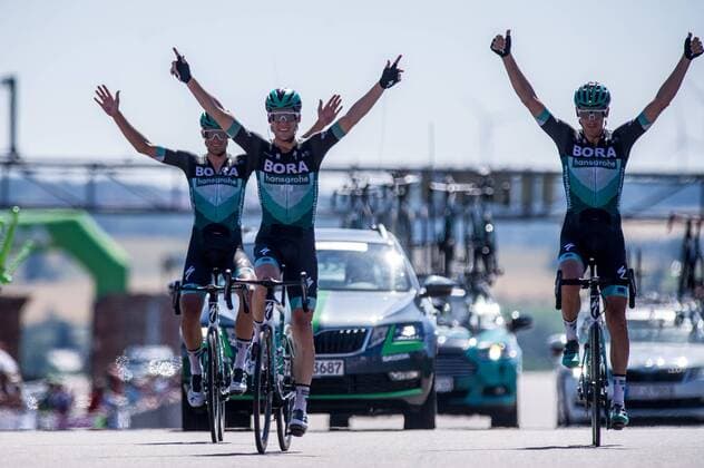 Sport Themen der Woche KW26 Sport Bilder des Tages Maximilian Schachmann (GER BORA-hansgrohe) wird neuer Deutscher Meister im Strassenradsport 2019 auf dem Sachsenring - Zweiter wird Marcus Burghardt (GER BORA-hansgrohe) und Dritter Andreas Schillinger (GER BORA-hansgrohe) - Finish - Zielankunft - Ziel - Aktion Rennszene - Querformat - quer - horizontal - Event Veranstaltung: Deutsche Meisterschaften - Strassenrennen - Elite Maenner - Sachsenring nach to Sachsenring 181.1 km - Ort Location: Sachsenring - Region: Sachsen - Land Country: Deutschland Germany - Datum Date: 30.06.2019