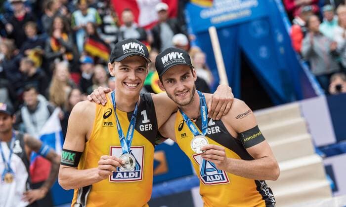 Sport Themen der Woche KW27 Sport Bilder des Tages FIVB Beach volleyball, Beachvolleyball World Championships Hamburg 2019; 07.07.2019 Julius Thole (Nr. 1, GER), Clemens Wickler (Nr. 2; FIVB Beach Volleyball World Championships Hamburg 2019 am 07.07.2019, Hamburg.