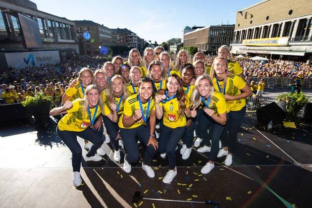 Sport Themen der Woche KW28 190708 The players pose for a team group, Mannschaftsbild, Totale photo during the bronze celebrations of the Swedish women s national team, Nationalteam after the FIFA Women s World Cup on July 8, 2019 in Gothenburg. Photo: Michael Erichsen BILDBYRAN Cop 89 fotboll dam sverige football sweden celebration women bbeng brons bronsfirande mottagning mottages jubel jublar gruppbild Copyright: MICHAELxERICHSEN BB190708BB698