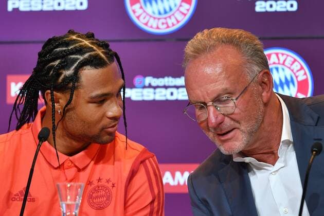 Sport Themen der Woche KW28 Sport Bilder des Tages v.li:Serge GNABRY (FC Bayern Muenchen) mit neuer Frisur,Rastafrisur. Karl Heinz RUMMENIGGE, (Vorstandsvorsitzender). ãPro Evolution SoccerÒ heisst die Fussball-Simulation von Hersteller Konami. Alles neu in der Saison 2019 2020: Der FC Bayern Muenchen wird wohl in der kommenden Spielzeit mit Konami kooperieren. Der japanische Videospielgigant ist Hersteller der Reihe PES Pro Evolution Soccer und damit aergster Konkurrent der von EA Sports bekannten FIFA -Reihe. FC Bayern Muenchen-Vorstellung der neuen Platinum Partnerschaft mit dem japanischen Videospiele Hersteller KONAMI. Fussball 1. Bundesliga,Saison 2019 2020, am 11.07.2019.