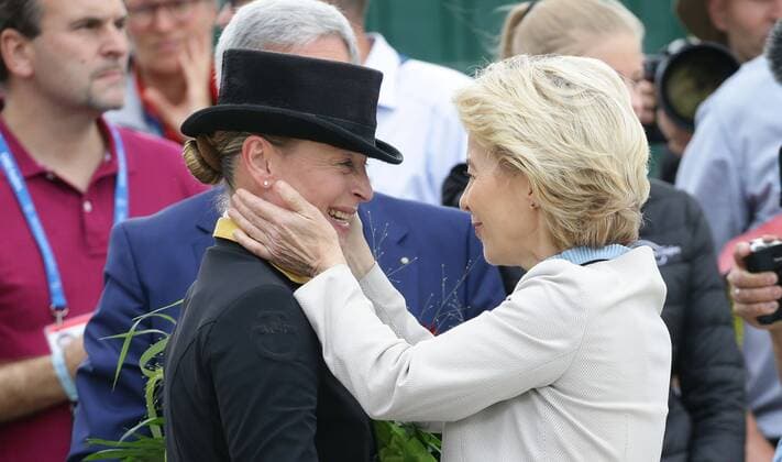 Sport Bilder des Tages Aachen , CHIO Aachen , Deutsche Bank Preis, Großer Dressurpreis von Aachen , Grand Prix Kür CDIO5* , EU Kommissionschefin Ursula von der Leyen ( rechts ) gratuliert Isabell Werth zum Sieg