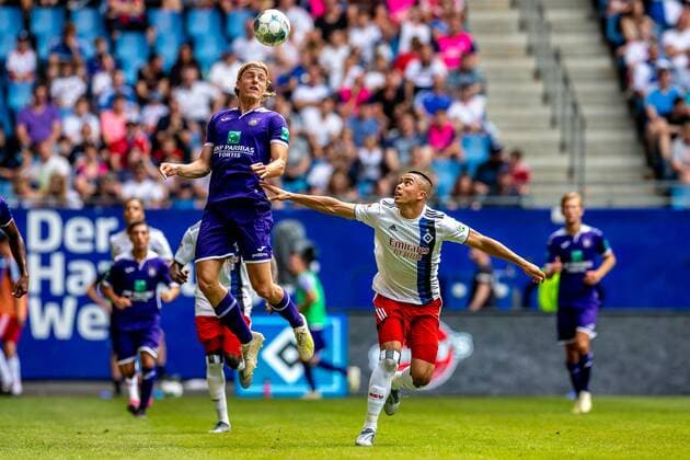Hamburg, 20. Juli 2019 - Fußball, Freundschaftsspiel, Hamburger SV - RSC Anderlecht: Sebastiaan Bornauw (RSC Anderlecht, 24), Bobby Wood (Hamburger SV, 11) DFL REGULATIONS PROHIBIT ANY USE OF PHOTOGRAPHS AS IMAGE SEQUENCES AND OR QUASI-VIDEO.