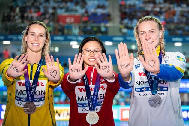 Sport Themen der Woche KW30 Sport Bilder des Tages 190722 Emma McKeon of Australia (bronze), Margaret MacNeil of Canada (gold) and Sarah Sjöström of Sweden (silver) pose with a message for Japanese swimmer Rikako Ikee who is sick in leukaemia, after the final of women s 100 meter butterfly swimming during the FINA World Championships on July 22, 2019 in Gwangju. Photo: Joel Marklund BILDBYRAN kod JM 87996 BBENG FINA World Championships FINA World Championships 2019 VM sim-VM simning swimming final dam Sverige Sweden Kanada Canada Australia Australien Rikako Ikee Japan leukemia leukemi cancer Copyright: JOELxMARKLUND BB190722JM080