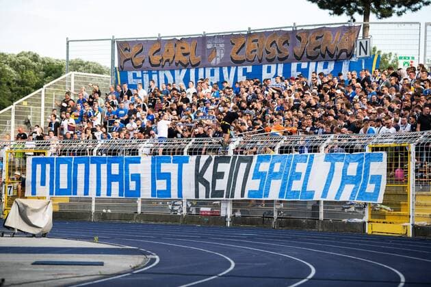 Sport Themen der Woche KW30 Sport Bilder des Tages 1. Spieltag 3. Liga Saison 2019 2020 am 22.7.2019 FC Carl Zeiss Jena vs FC Ingolstadt 04 Die Südkurve Jena mit einem großen Banner gegen Montagsspiele Ernst Abbe Sportfeld