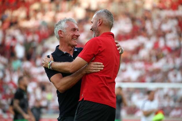 Sport Themen der Woche KW30 VfB Stuttgart - Hannover 96 Deutschland, Stuttgart, 26.07.2019, Fussball, 2. Bundesliga, Saison 2019 2020, 1. Spieltag, VfB Stuttgart - Hannover 96: v.l. Mirko Slomka (Trainer Hannover 96), Tim Walter (Trainer VfB Stuttgart), DFL DFB REGULATIONS PROHIBIT ANY USE OF PHOTOGRAPHS AS IMAGE SEQUENCES AND OR QUASI-VIDEO.