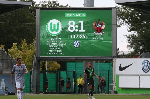 Bilder des Jahres 2019, Sport 08 August Sport Themen der Woche KW31 VfL vs Nizza Fußball, Saison 2019 2020, Bundesliga, VfL Wolfsburg, Freundschaftsspiel, VfL Wolfsburg vs OGC Nizza, Bild zeigt: Die Anzeigetafel zeigt das Endergebnis 8:1 Wolfsburg