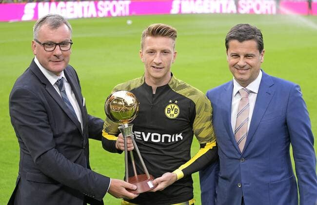 Bilder des Jahres 2019, Sport 08 August Sport Themen der Woche KW31 Sport Bilder des Tages 03.08.2019, Fussball 2019 2020, Supercup 2019, Borussia Dortmund - FC Bayern München, im Signal-Iduna-Park Stadion Dortmund, (L-R) Kicker-Chefredakteur Jörg Jakob überreicht Marco Reus (Dortmund) die Trophäe für Fußballer des Jahres zusammen mit DFL-Geschäftsführer Christian Seifert