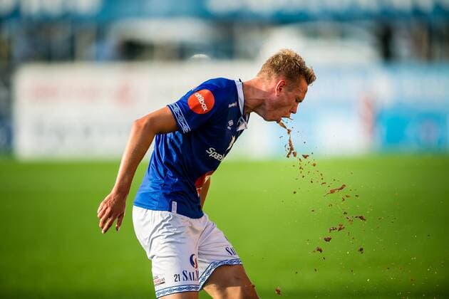 Bilder des Jahres 2019, Sport 08 August Sport Themen der Woche KW31 Sport Bilder des Tages 190804 Torbjorn Lysaker Heggem of Ranheim is puking during the Eliteserien match between Ranheim and Brann on August 4, 2019 in Trondheim. Photo: Marius Simensen BILDBYRAN Cop 238 bbeng brann eliteserien football fotball fotboll ranheim Copyright: MARIUSxSIMENSEN BB190804BB483