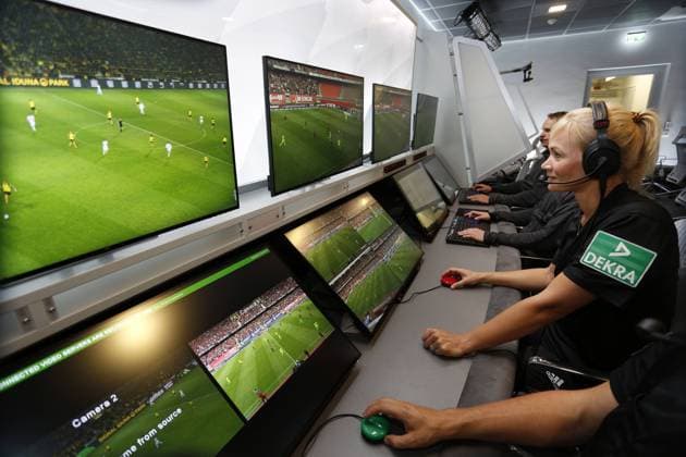 Bilder des Jahres 2019, Sport 08 August Sport Themen der Woche KW32 Sport Bilder des Tages Köln, Deutschland, 05.08.2019 DFB-Schiedsrichterin Bibiana STEINHAUS re.-betrachtet sich gemeinsam mit den Video-Operatoren Szenen eines Fußball-Bundesligaspiels auf den Monitoren im umgestalteten und erweiterten Video-Assist-Center (VAC) im Cologne Broadcasting Center in Köln an.