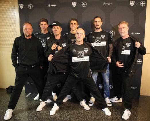 Bilder des Jahres 2019, Sport 08 August Sport Themen der Woche KW32 Sport Bilder des Tages VFB Stuttgart Fanta 4 Trikot 07.08.2019 Deutschland Stuttgart Stadtpalais Vorstellung des Neuen VFB Stuttgart Fanta 4 Trikot. v. li. VFB Spieler hinten Mario Gomez, Marc-Oliver Kempf, Jens Grahl und die Musikgrupe Fanta 4 aus Stuttgart. Foto Herbert Rudel