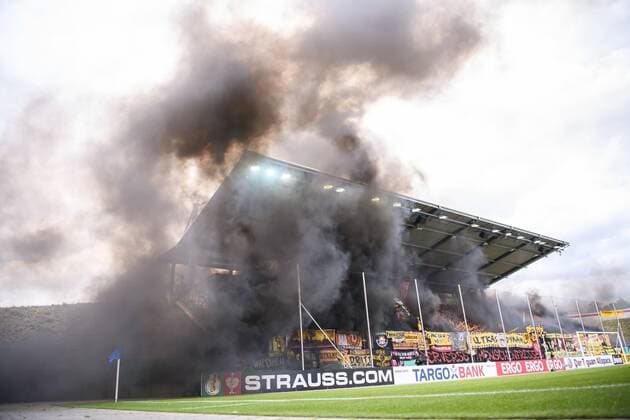 Bilder des Jahres 2019, Sport 08 August Sport Themen der Woche KW32 Sport Bilder des Tages 10.08.2019, xkvx, Fussball DFB-Pokal 1.Runde, TuS Dassendorf - Dynamo Dresden emspor, v.l. Dynamo Dresden Fans Pyro Pyrotechnik Feuer Rauch Ultras Stimmung Fanblock Qualm Bengalo Maske Masken (DFL DFB REGULATIONS PROHIBIT ANY USE OF PHOTOGRAPHS as IMAGE SEQUENCES and or QUASI-VIDEO) Zwickau