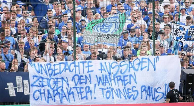Bilder des Jahres 2019, Sport 08 August Sport Themen der Woche KW32 Sport Bilder des Tages Schalke-Fans mit Banner gegen Tnnies beim Spiel zwischen SV Drochtersen Assel und Schalke 04 , 10.08.2019 DFL REGULATIONS PROHIBIT ANY USE OF PHOTOGRAPHS AS IMAGE SEQUENCES AND OR QUASI-VIDEO Foto: Sudheimer Eibner-Pressefoto Drochtersen