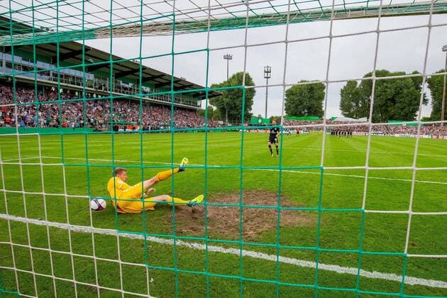 Bilder des Jahres 2019, Sport 08 August Sport Themen der Woche KW32 Sport Bilder des Tages Lukas Raeder (Nr. 32, VfB Luebeck) rutscht ein Elfmeter noch ins Tor. VfB Luebeck vs FC St. Pauli, Fussball, DFB-Pokal, 1. Runde, 11.08.19 Luebeck Schleswig-Holstein Germany Copyright: xAgentur54Gradx xChristianxSchaffrathx