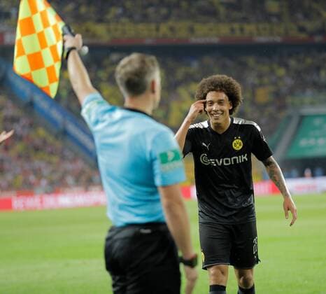 Bilder des Jahres 2019, Sport 08 August Sport Bilder des Tages Köln, RheinEnergieStadion, 23.08.19: Axel Witsel (Borussia Dortmund) beschwert sich beim Linienrichter im Spiel der 1. Bundesliga zwischen 1.FC Köln vs. Borussia Dortmund in der Saison 2019 2020. DFL regulations prohibit any use of photographs as image sequences and or quasi-video.