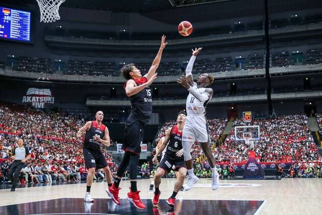 Bilder des Jahres 2019, Sport 08 August Sport Bilder des Tages l-r: im Zweikampf, Aktion, mit Joji Takeuchi 15 (Japan) und Dennis Schroeder 17 (Deutschland, Oklahoma City Thunder, NBA, Basketball Herren, USA , Japan vs. Deutschland, Basketball, Testspiel, FIBA World Cup 2019, 24.08.2019 Saitama Tokio Japan