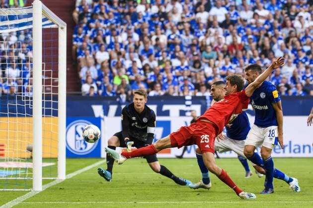 Bilder des Jahres 2019, Sport 08 August Sport Bilder des Tages 24.08.2019, xkvx, Fussball 1.Bundesliga, FC Schalke 04 - FC Bayern Muenchen emspor, v.l. Torchance von Thomas Mueller (FCB - FC Bayern Muenchen) (DFL DFB REGULATIONS PROHIBIT ANY USE OF PHOTOGRAPHS as IMAGE SEQUENCES and or QUASI-VIDEO) Gelsenkirchen