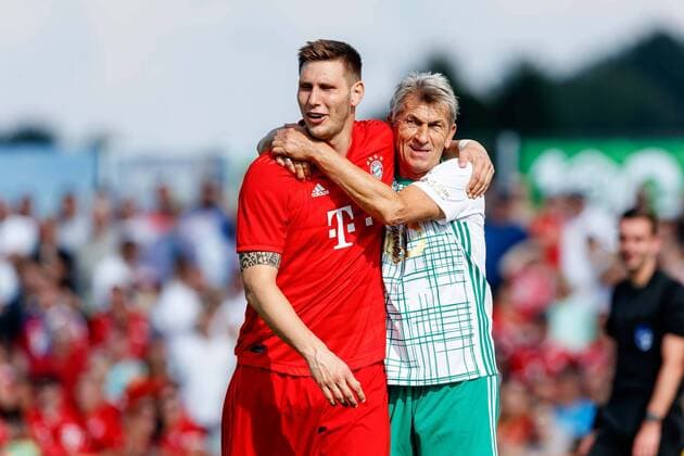 Vilshofen, Deutschland, 25.08.2019, Freundschaftsspiel, Testspiel, FC Bayern Muenchen - FC Vilshofen, Niklas Suele (FCB), Klaus Augenthaler schauen ( Vilshofen KlausAugenthaler-Stadion Bavaria Germany eu-images-01048-193592