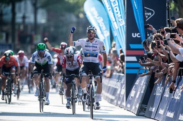 Bilder des Jahres 2019, Sport 08 August Sport Bilder des Tages Elia Viviani (ITA Deceuninck - Quick Step) die Euro Eyes Cyclassics in Hamburg vor Caleb Ewan (AUS Lotto-Soudal) und Giacomo Nizzolo (ITA Team Dimension Data) - Finish - Ziel - Zielsprint - Zielankunft - Finale - Final - Sprint - Jubel - Freude - Luck - Emotion - Emotionen - Mimik - Mimic - Gestik - Gestic - Aktion Rennszene - Querformat - quer - horizontal - Event Veranstaltung: 24. Euro Eyes Cyclassics Hamburg - Hamburg nach to Hamburg 216.7 km - Ort Location: Hamburg - Region: Hamburg - Land Country: Deutschland Germany - Datum Date: 25.08.2019