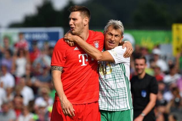 Bilder des Jahres 2019, Sport 08 August Sport Bilder des Tages Klaus AUGENTHALER haengt sich an Niklas SUELE (Bayern Muenchen), Aktion. Fussball Traumspiel, Vilshofen Rot Weiss-FC Bayern Muenchen am 25.08.2019,KLAUSxAUGENTHALER STADION Vilshofen. DFL REGULATIONS PROHIBIT ANY USE OF PHOTOGRAPHS AS IMAGE SEQUENCES AND OR QUASI-VIDEO.