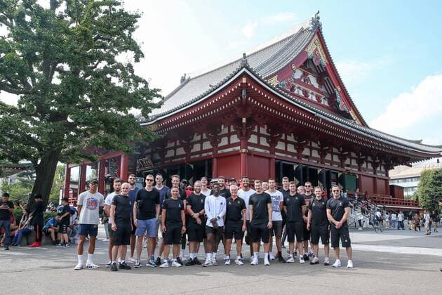 EuroBasket 2022, DBB, Historie, Bundestrainer Bilder des Jahres 2019, Sport 08 August Gruppenfoto der Deutschen Basketball Nationalmannschaft vor dem Tempel,, Bundestrainer Henrik Roedl (Deutschland), Isaac Bonga 0 (Deutschland, Washington Wizards, NBA, Basketball Herren, USA , Maodo Lo 4 (Deutschland, FC Bayern Muenchen Basketball), Niels Giffey 5 (Deutschland, ALBA Berlin), Johannes Voigtmann 7 (Deutschland, ZSKAMoskau) , Ismet Akpinar 8 (Deutschland, Besiktas Istanbul), Daniel Theis 10 (Deutschland, Boston Celtics, NBA), Robin Benzing 12 (Deutschland, Kapitaen, Basket Saragossa), Dennis Schroeder 17 (Deutschland, Oklahoma City Thunder, NBA), Paul Zipser 21 (Deutschland, FC Bayern Muenchen Basketball) , Danilo Barthel 22 (Deutschland, FC Bayern Muenchen Basketball) , Maximilian Kleber 24 (Deutschland, Dallas Mavericks, NBA), Johannes Thiemann 32 (Deutschland, ALBA Berlin), Andreas Obst 42 (Deutschland, ratiopharm Ulm), Sightseeing Tour der Deutschen Basketball Nationalmannschaft in Tokio, Basketball, FIBA World Cup 2019, 25.08.2019 Tokio Tokio Japan