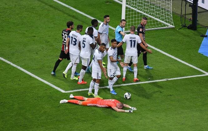 Bilder des Jahres 2019, Sport 08 August Sport Bilder des Tages 29.08.2019, xmhx, Fussball UEFA Europa League Quali, Eintracht Frankfurt - Racing Strassburg emspor, v.l. rote Karte für Ante Rebic (Eintracht Frankfurt), Makoto Hasebe (Eintracht Frankfurt) beschwert sich, gelbe Karte für Makoto Hasebe (Eintracht Frankfurt), Matz Sels (RC Racing Club Strassburg Strasbourg Alsace) (DFL DFB REGULATIONS PROHIBIT ANY USE OF PHOTOGRAPHS as IMAGE SEQUENCES and or QUASI-VIDEO) Frankfurt am Main