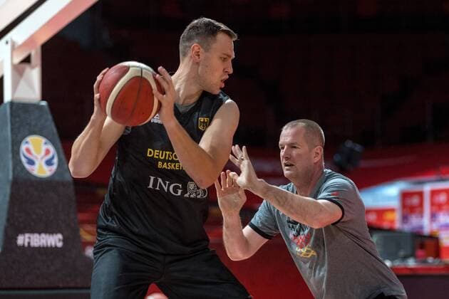 Basketball Shenzhen 30.09.2019 FIBA Basketball Weltmeisterschaften World Cup WM Training Deutschland Johannes Voigtmann (Deutschland, No.07) Henrik Rödl (Deutschland, Bundestrainer) Roll Roedl li.