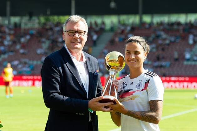 Bilder des Jahres 2019, Sport 08 August Sport Bilder des Tages Kassel, Germany, 31.08.2019, Frauen Europameisterschaft Qualifikation, Deutschland - Montenegro, Joerg Jakob, kicker-Chefredakteur und Dzsenifer Marozsan (GER) erhaelt die Auszeichnung, Fussballerin des Jahres 2019, ( Defodi-01001219812