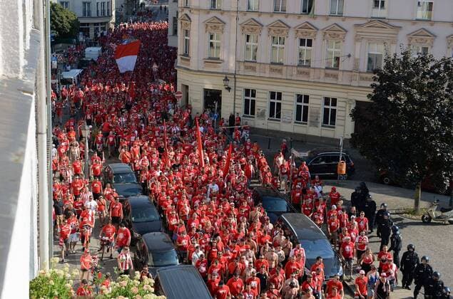 Bilder des Jahres 2019, Sport 08 August Sport Bilder des Tages Fussball, Herren, Saison 2019 2020, 1. Bundesliga, 1. FC Union Berlin - Borussia Dortmund, Marsch der Fans von Union von der Altstadt Köpenick zum Stadion, in der Altstadt, 31.08. 2019, Copyright: xMatthiasxKochx