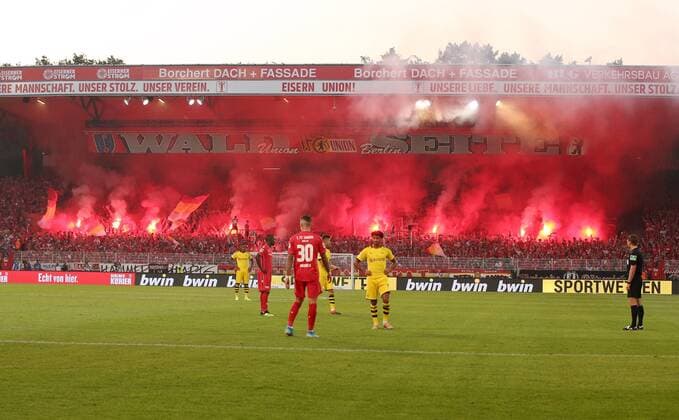 Bilder des Jahres 2019, Sport 08 August Feuerwerk Pyrotechnik auf der Waldseite Fußball Fussball DFL Bundesliga Herren Saison 2019 2020 31.08.2019 1.FC Union Berlin FCU vs. BVB Borussia Dortmund DFL regulations prohibit any use of photographs as image sequences and or quasi-video.
