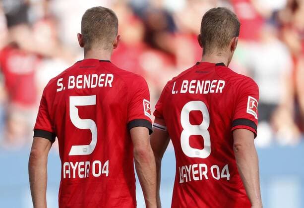 Bilder des Jahres 2019, Sport 08 August Sport Bilder des Tages Leverkusen, Deutschland, 1. Fußball- Bundesliga, 3. Spieltag, Bayer 04 Leverkusen - 1899 Hoffenheim 0-0 am 31.08.2019 in der Bay-Arena in Leverkusen Die Zwillinge Sven BENDER (LEV) li.- und Lars BENDER (LEV) re.- Gemäß den Vorgaben der DFL Deutsche Fußball Liga ist es untersagt, in dem Stadion und oder vom Spiel angefertigte Fotoaufnahmen in Form von Sequenzbildern und oder videoähnlichen Fotostrecken zu verwerten bzw. verwerten zu lassen.