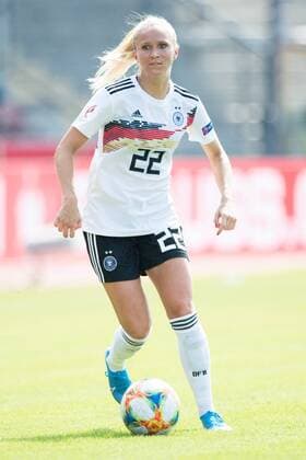 Turid KNAAK (D) mit Ball, Einzelaktion mit Ball, Aktion, ganze Figur, Hochformat, Fussball Laenderspiel, Frauen, EM-Qualifikation, Deutschland (GER) - Montenegro (MNE) 10:0, am 31.08.2019 in Kassel Deutschland. Â