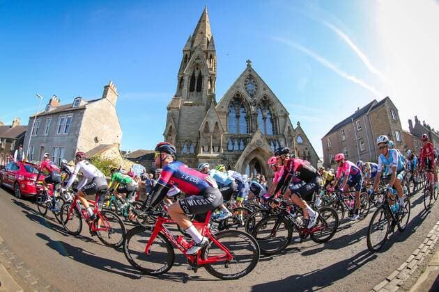 Bilder des Jahres 2019, Sport 09 September Sport Themen der Woche KW36 Sport Bilder des Tages Start zur 2.Etappe der 16. Tour of Britain 2019 im schottischen Kelso - Landschaft - Landscape - Feature - Natur - Hintergrund - Illustration - Impression - Uebersichtsbild - kompaktes Fahrerfeld - Aktion Rennszene - Querformat - quer - horizontal - Event Veranstaltung: 16. OVO Energy Tour of Britain - 2.Etappe Stage 2: Kelso nach to Kelso 165.9 km - Ort Location: Kelso - Region: Scottish Borders - Land Country: Schottland Scotland - Datum Date: 08.09.2019 Cycling Radsport 16. OVO Energy Tour of Britain - 2.Etappe 08.09.2019