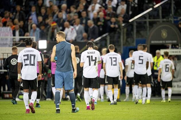 Bilder des Jahres 2019, Sport 09 September Sport Themen der Woche KW36 Feature, enttaeuscht gehen die Deutschen Spieler vom Platz, Fussball Laenderspiel, EM-Qualifikation, Deutschland (GER) - Niederlande (NED), am 06.09.2019 in Hamburg Deutschland. Â