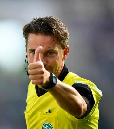 Bilder des Jahres 2019, Sport 09 September Sport Themen der Woche KW37 Schiedsrichter Guido Winkmann Gestik, Geste Daumen hoch TSG 1899 Hoffenheim vs SC Freiburg 15.00.2019 DFL REGULATIONS PROHIBIT ANY USE OF PHOTOGRAPHS AS IMAGE SEQUENCES AND OR QUASI-VIDEO TSG 1899 Hoffenheim vs SC Freiburg