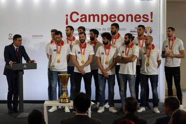 September 16, 2019, Madrid, Madrid, Spain: Spain s Prime Minister Pedro Sanchez, receives the Spanish Basketball national team, Nationalteam following their victory in the 2019 FIBA Basketball World Cup in China, at Zarzuela Palace. Pedro Sanchez receive the Basketball national team in Madrid, Spain - 16 Sept 2019 - ZUMAs197 20190916_zaa_s197_065 Copyright: xManuxReinox