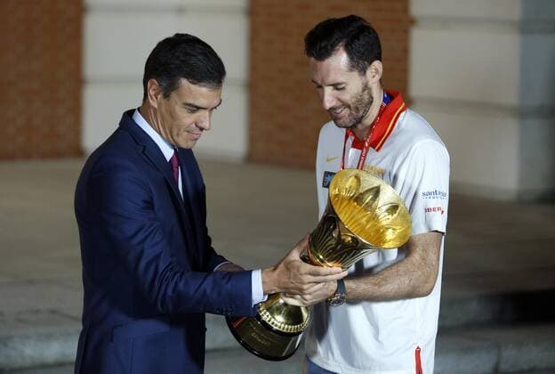 September 16, 2019, Madrid, Madrid, Spain: Spain s Prime Minister Pedro Sanchez, receives the Spanish Basketball national team, Nationalteam following their victory in the 2019 FIBA Basketball World Cup in China, at Zarzuela Palace. Pedro Sanchez receive the Basketball national team in Madrid, Spain - 16 Sept 2019 - ZUMAs197 20190916_zaa_s197_062 Copyright: xManuxReinox