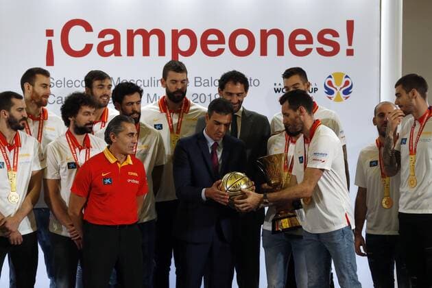 September 16, 2019, Madrid, Madrid, Spain: Spain s Prime Minister Pedro Sanchez, receives the Spanish Basketball national team, Nationalteam following their victory in the 2019 FIBA Basketball World Cup in China, at Zarzuela Palace. Pedro Sanchez receive the Basketball national team in Madrid, Spain - 16 Sept 2019 - ZUMAs197 20190916_zaa_s197_067 Copyright: xManuxReinox