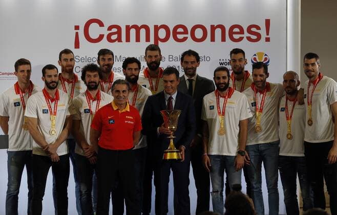 September 16, 2019, Madrid, Madrid, Spain: Spain s Prime Minister Pedro Sanchez, receives the Spanish Basketball national team, Nationalteam following their victory in the 2019 FIBA Basketball World Cup in China, at Zarzuela Palace. Pedro Sanchez receive the Basketball national team in Madrid, Spain - 16 Sept 2019 - ZUMAs197 20190916_zaa_s197_061 Copyright: xManuxReinox
