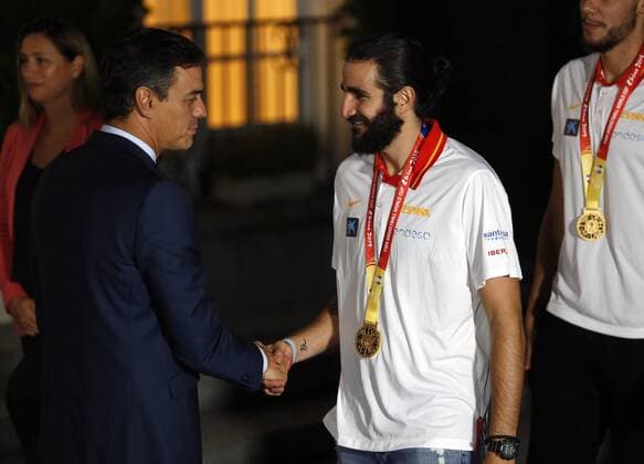 September 16, 2019, Madrid, Madrid, Spain: Spain s Prime Minister Pedro Sanchez, receives the Spanish Basketball national team, Nationalteam following their victory in the 2019 FIBA Basketball World Cup in China, at Zarzuela Palace. Pedro Sanchez receive the Basketball national team in Madrid, Spain - 16 Sept 2019 - ZUMAs197 20190916_zaa_s197_063 Copyright: xManuxReinox