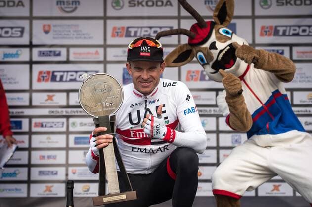 Bilder des Jahres 2019, Sport 09 September Sport Themen der Woche KW38 Alexander Kristoff (NOR UAE-Team Emirates) gewinnt die 1.Etappe der 63. Slowakei Rundfahrt und kann sich auf dem Podium feiern lassen - hier mit dem Siegerpokal - Siegerehrung - Ehrung - Auszeichnung - Zeremonie - Zelebrierung - Ceremony - Jubel - Freude - Luck - Emotion - Emotionen - Mimik - Mimic - Gestik - Gestic - Querformat - quer - horizontal - Event Veranstaltung: 63. Okolo Slovenska - Slowakei Rundfahrt - 1a.Etappe Stage 1a: Bardejov nach to Bardejov 138.2 km - Ort Location: Bardejov - Region: Region Saris - Land Country: Slowakei Slovakia Slovenska - Datum Date: 18.09.2018